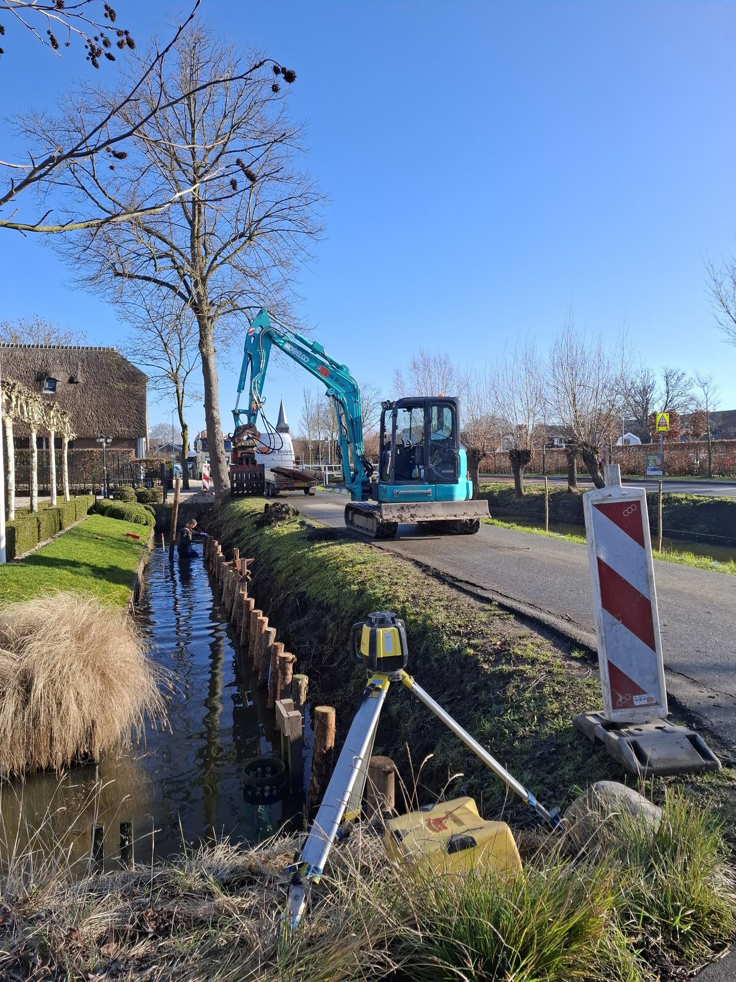 Werkzaamheden met kraan beschoeiing